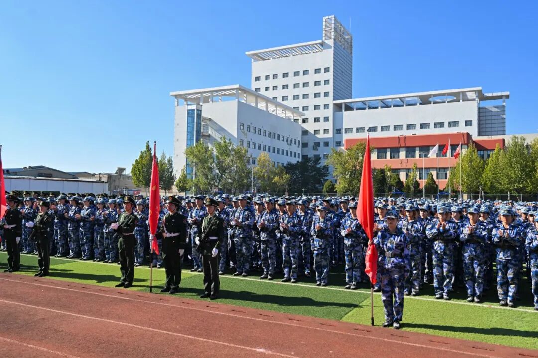 迷彩淬炼 青春启航 | 天津工业职业学院2026级学生军事技能训练成果考核暨总结表彰大会圆满落幕